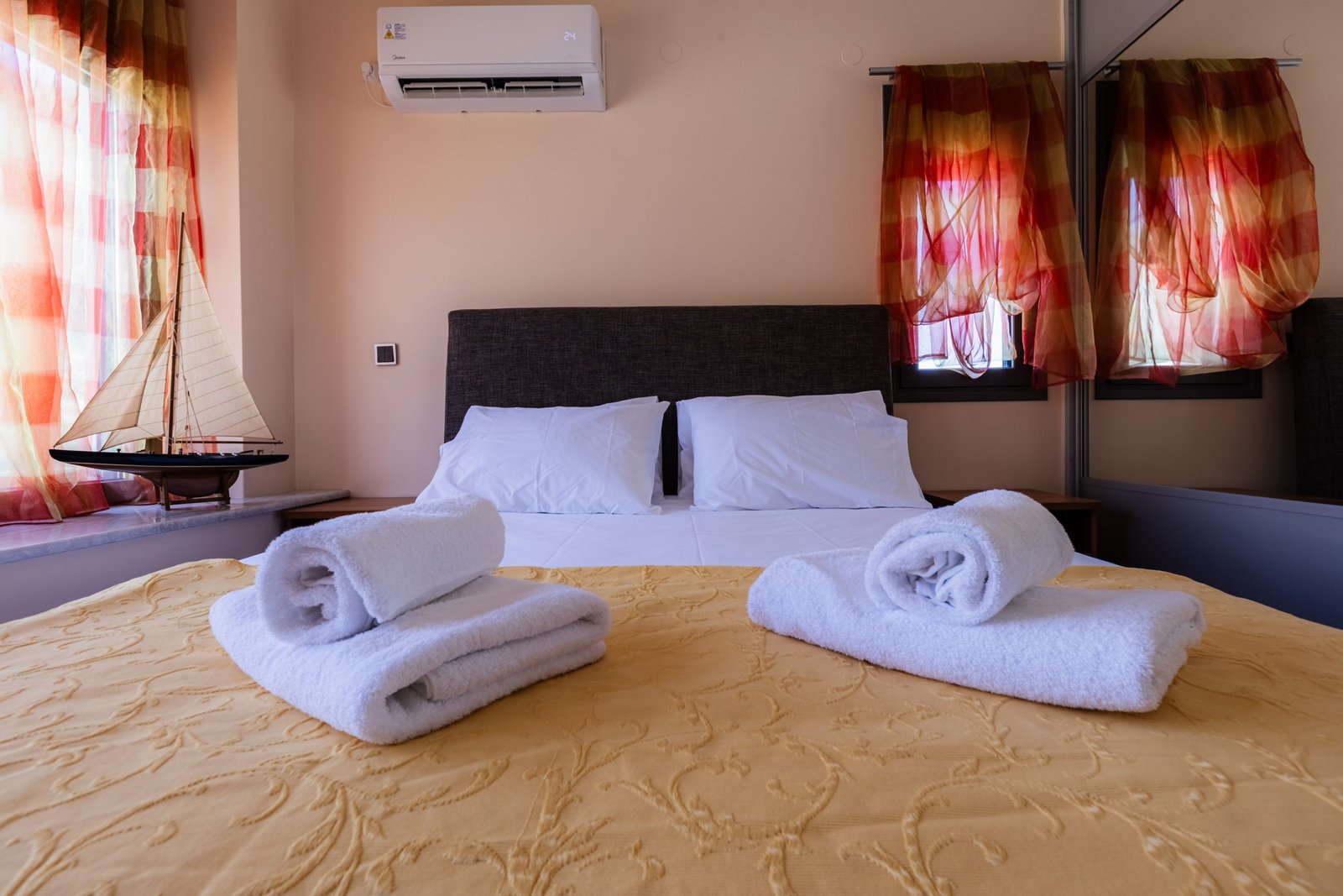 Υπνοδωμάτιο της Villa Memories στην Κινέτα με διπλό κρεβάτι και μοντέρνα διακόσμηση