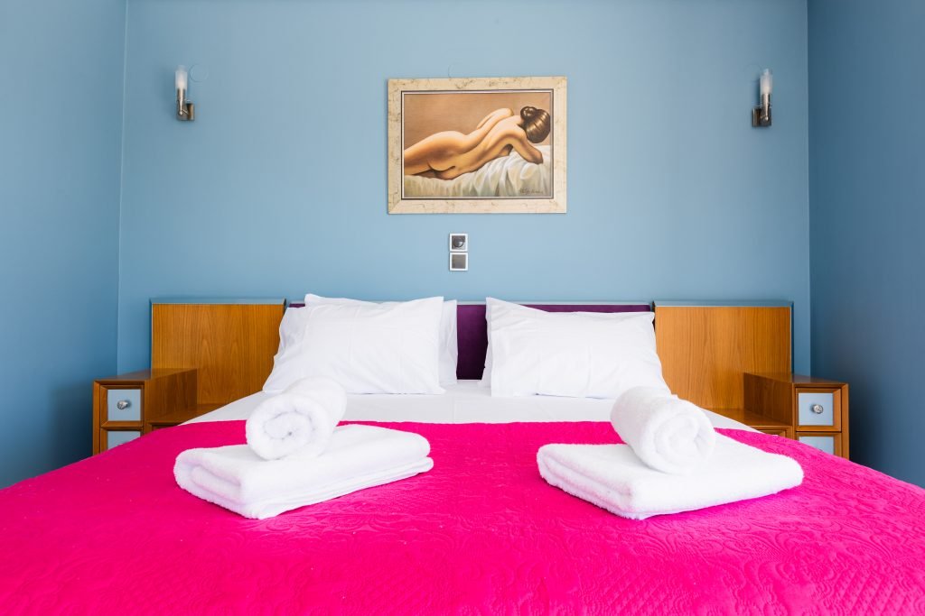 Υπνοδωμάτιο στη Villa Memories στην Κινέτα με διπλό κρεβάτι, κλιματισμό και φυσικό φωτισμό