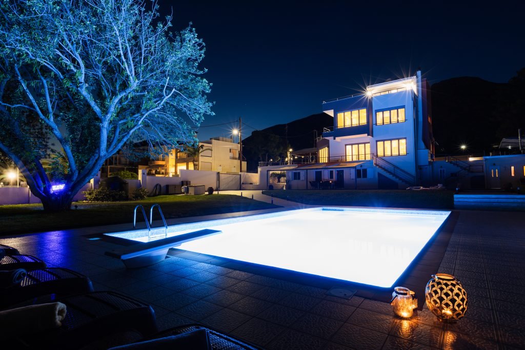 Φωτισμένη ιδιωτική πισίνα στη Villa Memories στην Κινέτα κατά τη διάρκεια της νύχτας