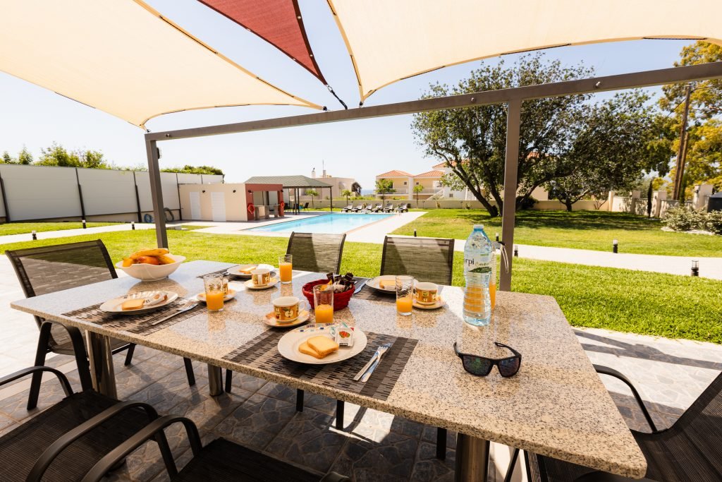 Εξωτερική τραπεζαρία στη Villa Memories στην Κινέτα με θέα την ιδιωτική πισίνα και τον κήπο