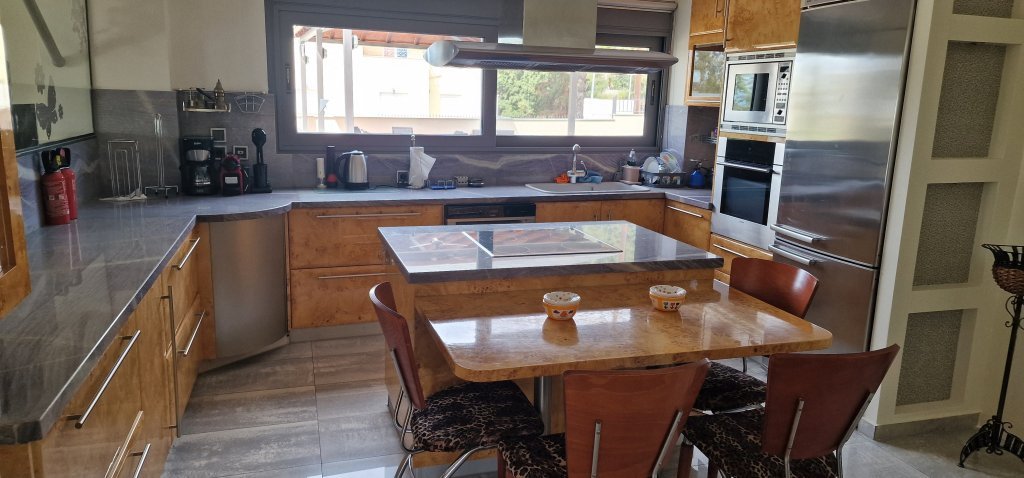 Μοντέρνα πλήρως εξοπλισμένη κουζίνα με νησίδα στη Villa Memories Κινέτα