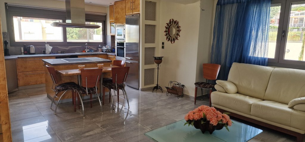 Ενιαίος χώρος που συνδέει κουζίνα και σαλόνι στη Villa Memories στην Κινέτα