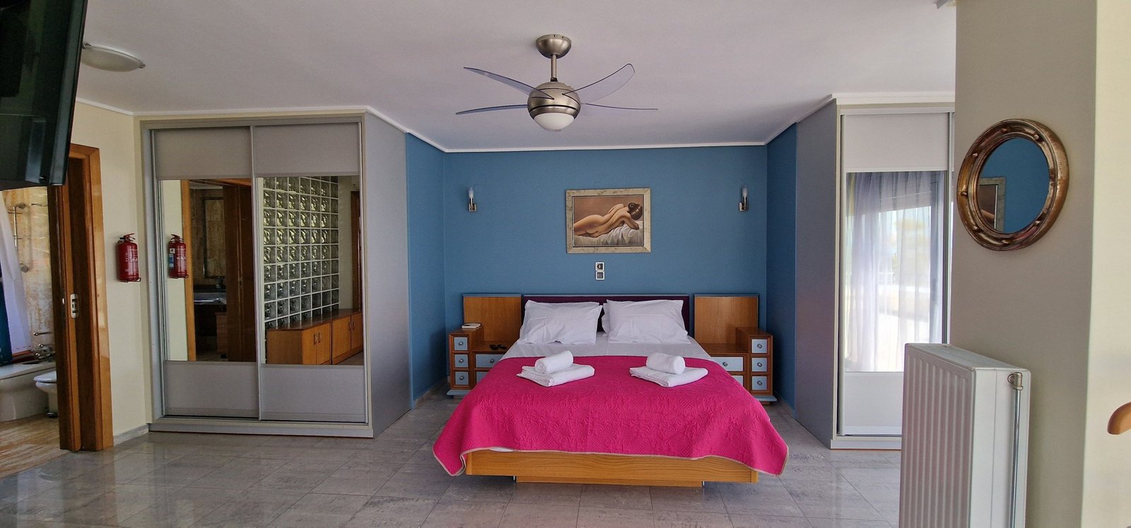 Πολυτελές υπνοδωμάτιο στη Villa Memories με διπλό κρεβάτι, κλιματισμό και μοντέρνα διακόσμηση