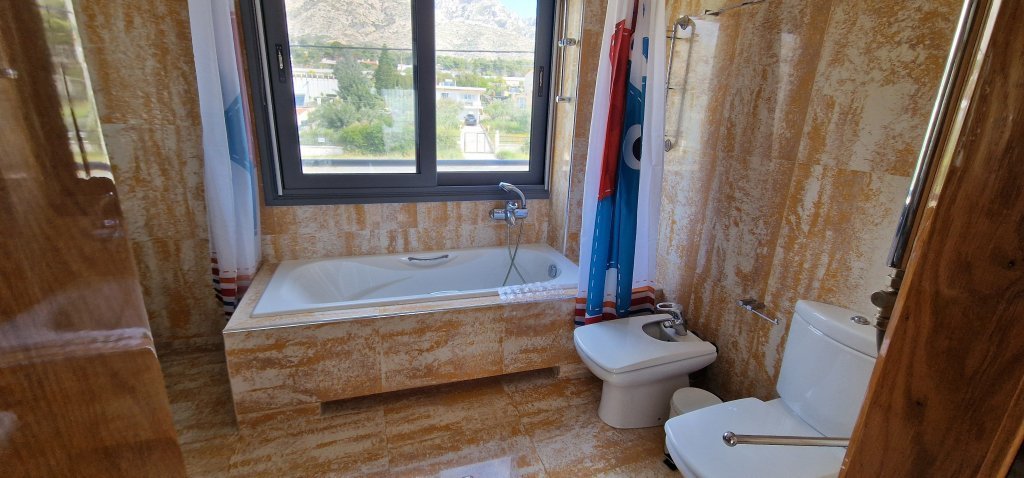 Πολυτελές μπάνιο με μπανιέρα και επένδυση από μάρμαρο στη Villa Memories