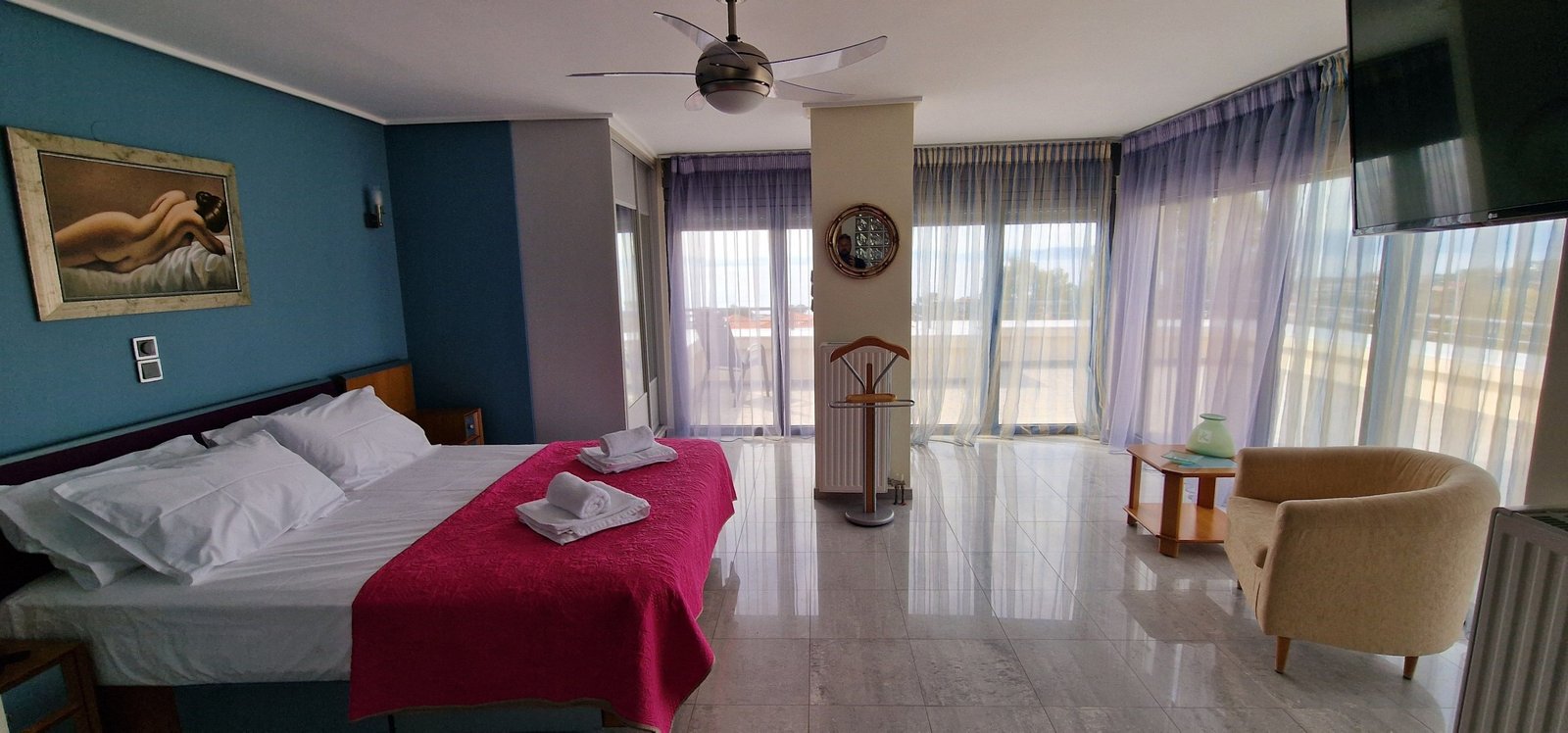 Υπνοδωμάτιο στη Villa Memories στην Κινέτα με μεγάλες τζαμαρίες που οδηγούν στη βεράντα με θέα θάλασσα