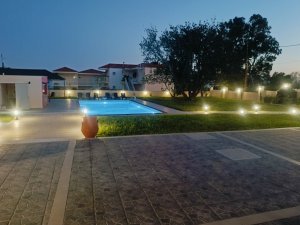 Κήπος και πισίνα της Villa Memories στην Κινέτα φωτισμένα το βράδυ