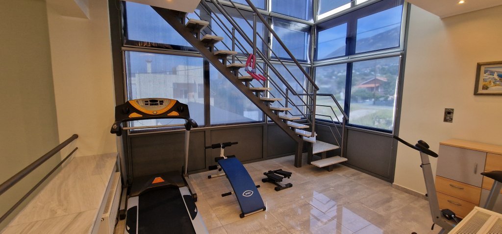 Ιδιωτικός χώρος γυμναστηρίου στη Villa Memories με επαγγελματικό διάδρομο τρεξίματος