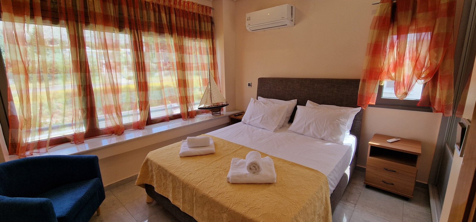 Φωτεινό υπνοδωμάτιο στη Villa Memories στην Κινέτα με διπλό κρεβάτι και μεγάλες τζαμαρίες