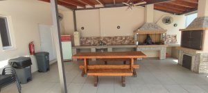 Εξωτερική κουζίνα της Villa Memories στην Κινέτα με BBQ, ξύλινο τραπέζι και σκεπαστό χώρο-2