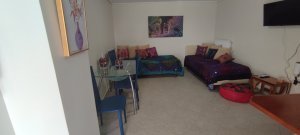 Καθιστικό στη Villa Memories με άνετο καναπέ, τηλεόραση και φωτεινό χώρο-2