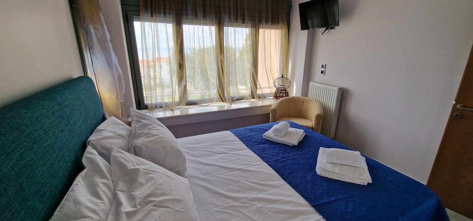 Φωτεινό υπνοδωμάτιο της Villa Memories στην Κινέτα με διπλό κρεβάτι και θέα στη θάλασσα-5