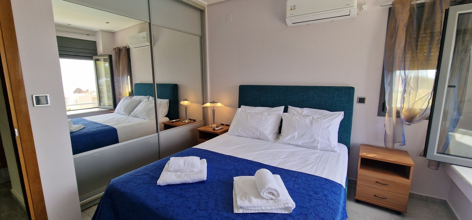 Φωτεινό υπνοδωμάτιο της Villa Memories στην Κινέτα με διπλό κρεβάτι και θέα στη θάλασσα-6