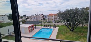 Ιδιωτική πισίνα της Villa Memories με ξαπλώστρες και πράσινο κήπο-3