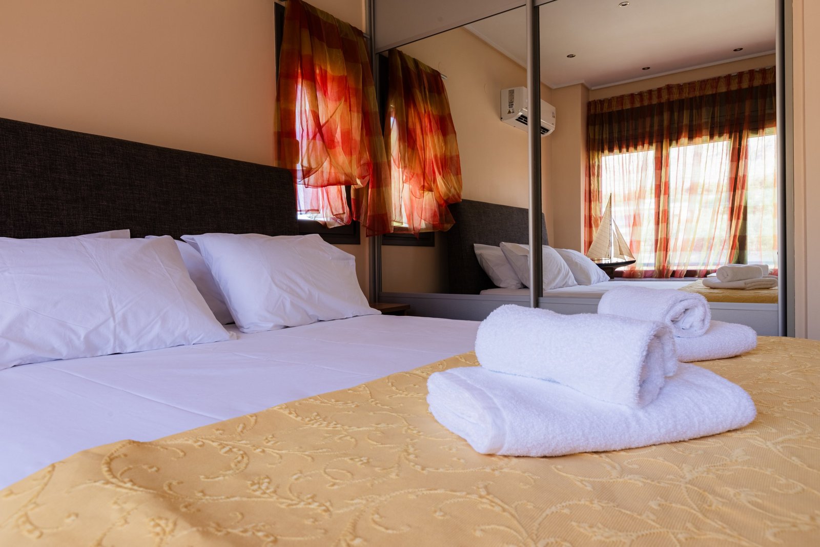 Υπνοδωμάτιο της Villa Memories με μεγάλη ντουλάπα καθρέφτη και διπλό κρεβάτι