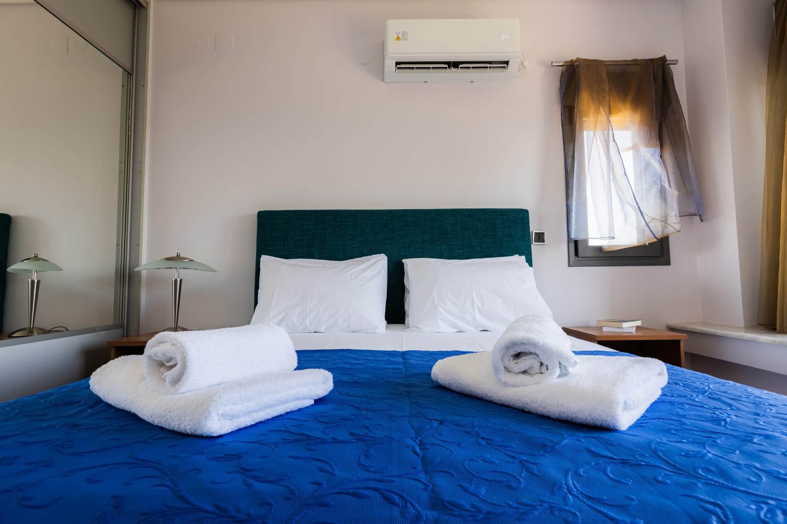 Υπνοδωμάτιο στη Villa Memories στην Κινέτα με διπλό κρεβάτι, μπλε κουβέρτα και κομοδίνα