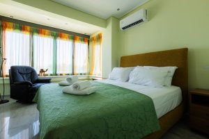 Φωτεινό υπνοδωμάτιο της Villa Memories στην Κινέτα με διπλό κρεβάτι και μεγάλο παράθυρο