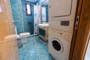 Μπάνιο της Villa Memories στην Κινέτα με ντουζιέρα, νιπτήρα και πλυντήριο ρούχων