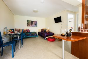 Μεγάλο καθιστικό της Villa Memories με δύο καναπέδες και τραπεζαρία