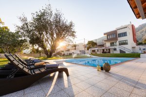 Ξαπλώστρες δίπλα στην ιδιωτική πισίνα της Villa Memories στον κήπο