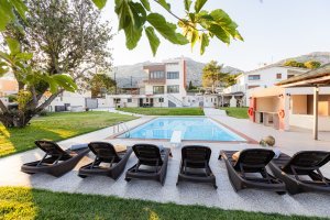 Ιδιωτική πισίνα της Villa Memories με ξαπλώστρες, BBQ και κήπο