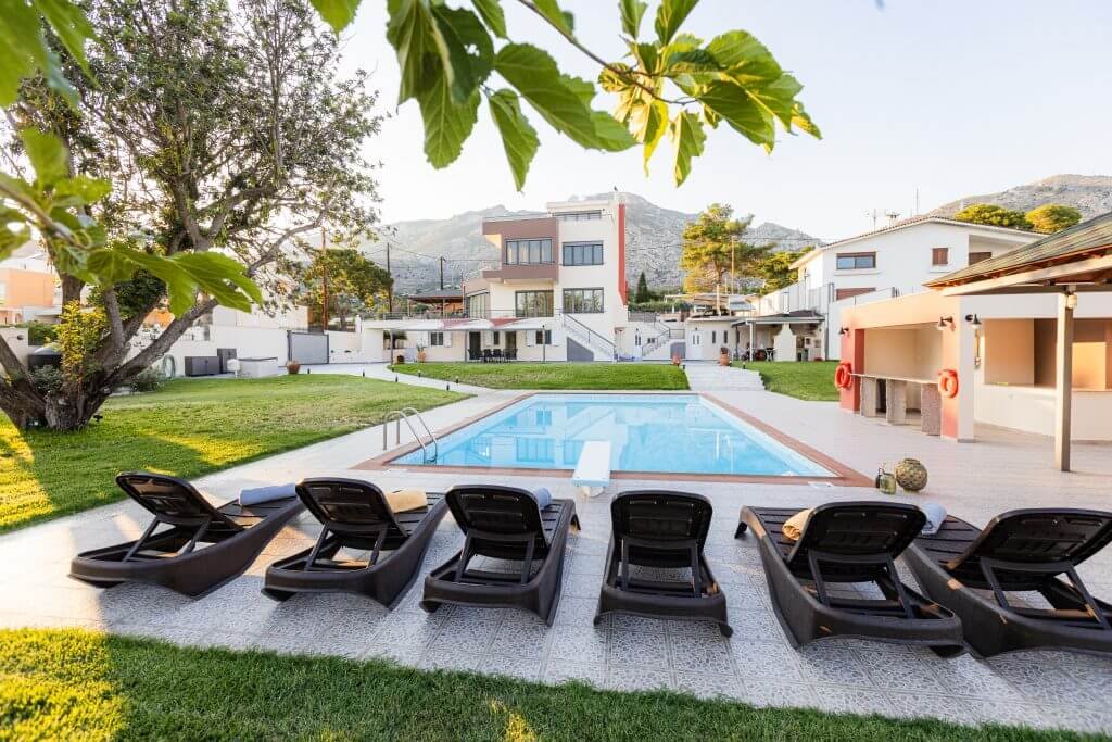 Ιδιωτική πισίνα στη Villa Memories στην Κινέτα με ξαπλώστρες, κήπο και εξωτερικούς χώρους