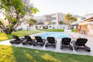 Ιδιωτική πισίνα της Villa Memories με θέα τη βίλα και το βουνό