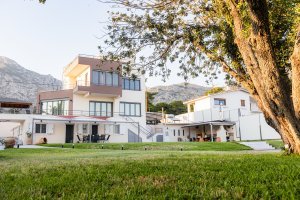 Άποψη της Villa Memories από τον ιδιωτικό κήπο με πράσινο και εξωτερικούς χώρους