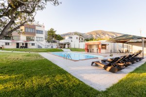 Ιδιωτική πισίνα της Villa Memories με ξαπλώστρες, BBQ και κήπο