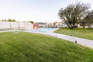 Πανοραμική άποψη του ιδιωτικού κήπου και της πισίνας στη Villa Memories στην Κινέτα