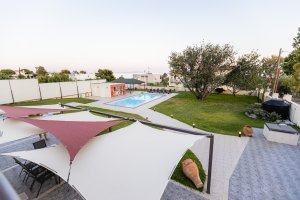 Άποψη της πισίνας και του κήπου της Villa Memories από ψηλά