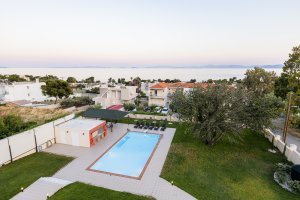 Θέα της πισίνας και του κήπου της Villa Memories από τον πάνω όροφο