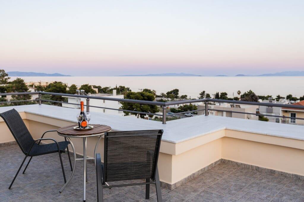 Ταράτσα της Villa Memories στην Κινέτα με καθιστικό και πανοραμική θέα τη θάλασσα