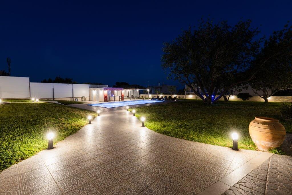 Φωτισμένη διαδρομή στον κήπο της Villa Memories στην Κινέτα που οδηγεί στην ιδιωτική πισίνα
