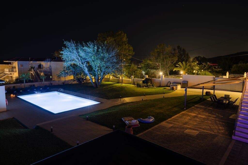 Νυχτερινή άποψη της ιδιωτικής πισίνας και του κήπου στη Villa Memories στην Κινέτα