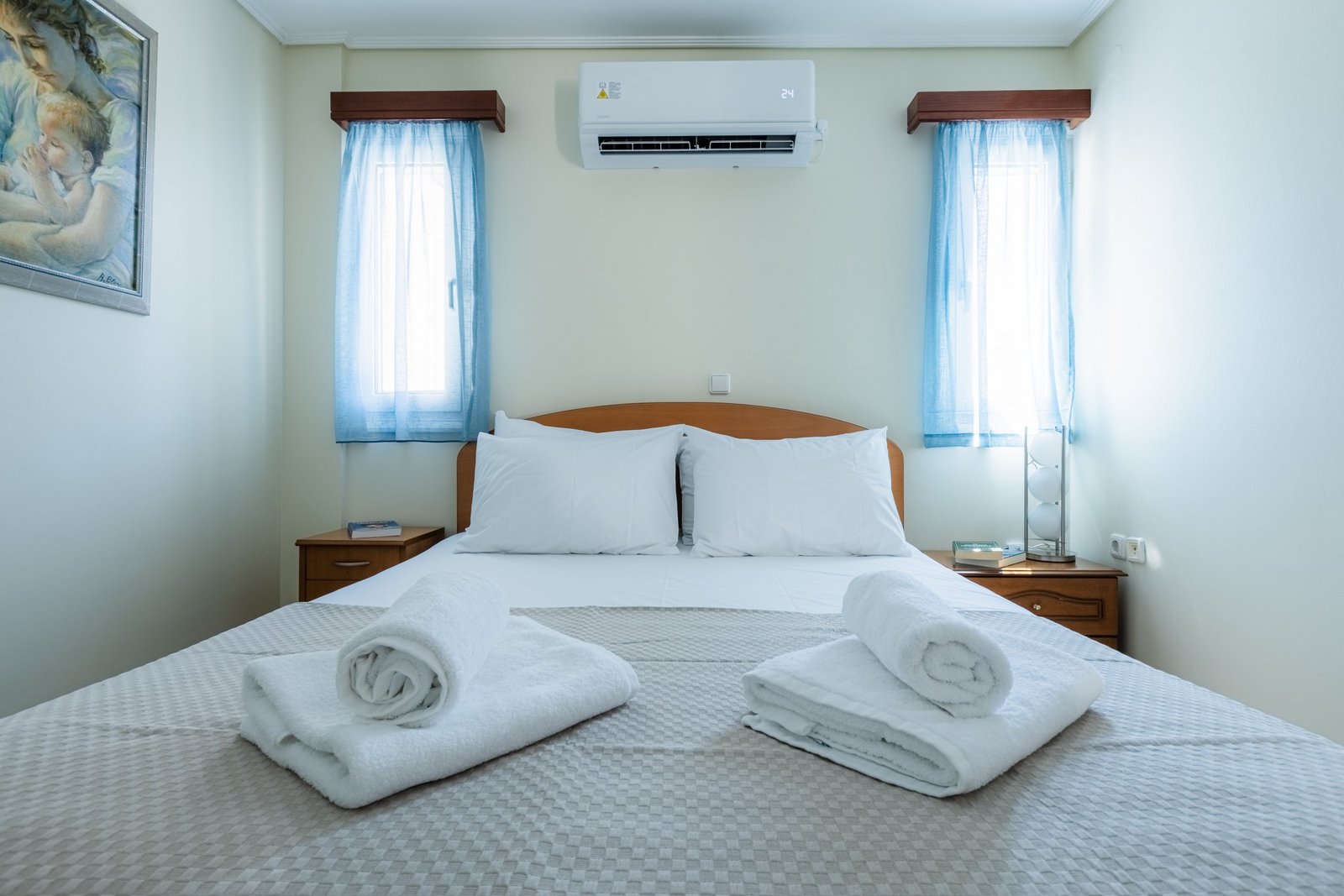 Υπνοδωμάτιο της Villa Memories με διπλό κρεβάτι και φυσικό φωτισμό από δύο παράθυρα