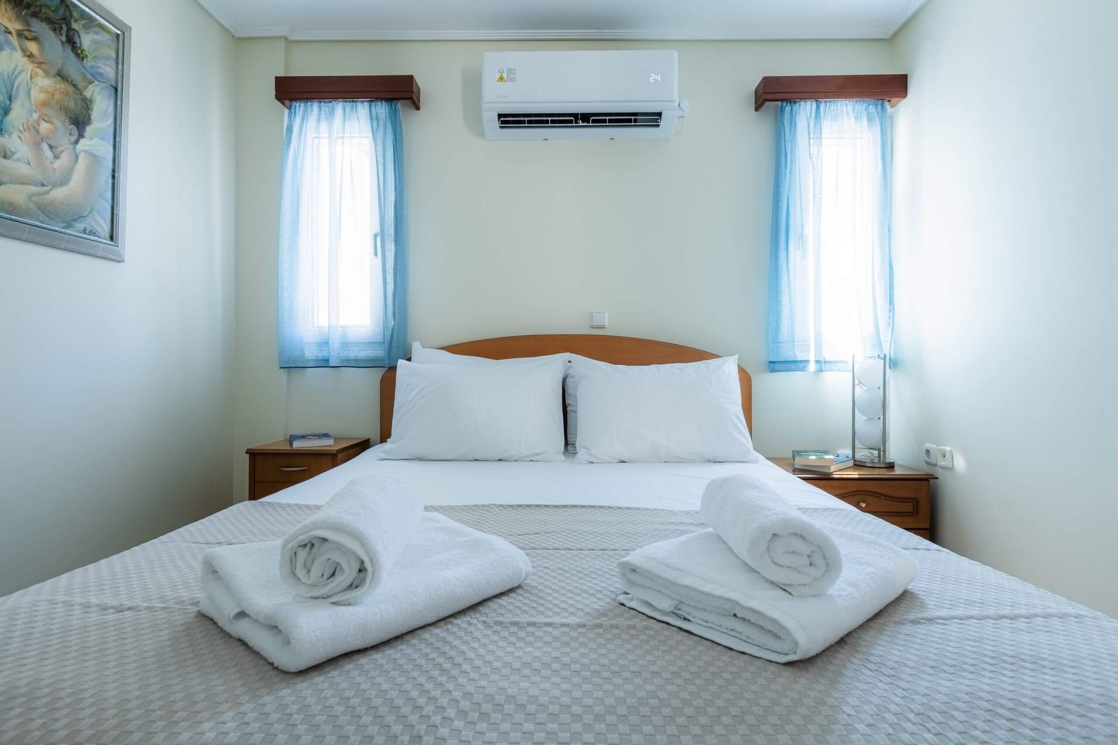 Υπνοδωμάτιο στη Villa Memories στην Κινέτα με διπλό κρεβάτι, λευκά είδη και κλιματισμό