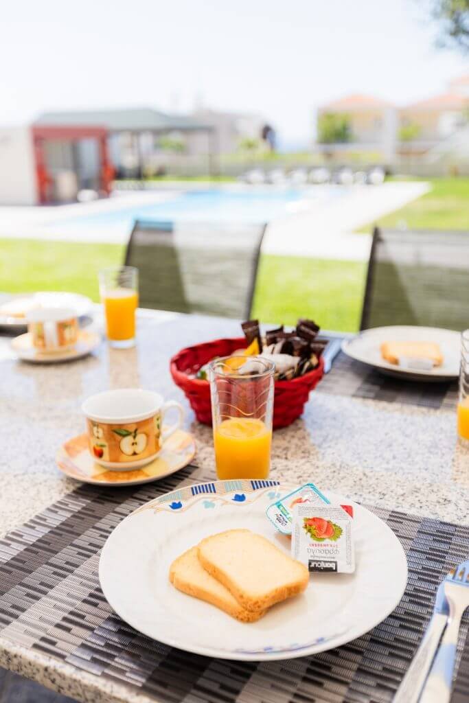 Πρωινό σε εξωτερική τραπεζαρία στη Villa Memories στην Κινέτα με θέα την πισίνα