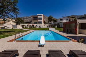 Ιδιωτική πισίνα στη Villa Memories με θέα το κτίριο και τους εξωτερικούς χώρους