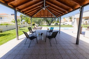 Εξωτερικός χώρος της Villa Memories με καθιστικό, BBQ και πισίνα