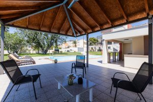 Ιδιωτική πισίνα της Villa Memories με διακοσμητικά φανάρια και κήπο