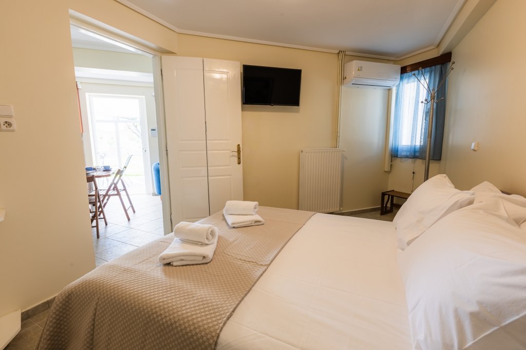 Υπνοδωμάτιο στη Villa Memories με άμεση πρόσβαση σε καθιστικό και τραπεζαρία