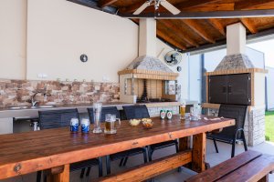 Εξοπλισμένη ψησταριά BBQ στη Villa Memories με πάγκο εργασίας και καθίσματα