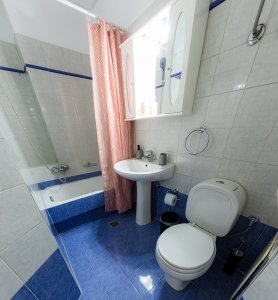 Μπάνιο της Villa Memories στην Κινέτα με μπανιέρα, νιπτήρα και καθαρό σχεδιασμό