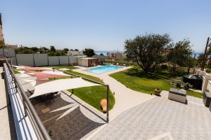 Πανοραμική άποψη του ιδιωτικού κήπου και της πισίνας της Villa Memories στην Κινέτα