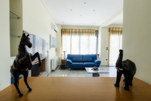 Καθιστικό της Villa Memories στην Κινέτα με άνετο καναπέ και σύγχρονη αισθητική