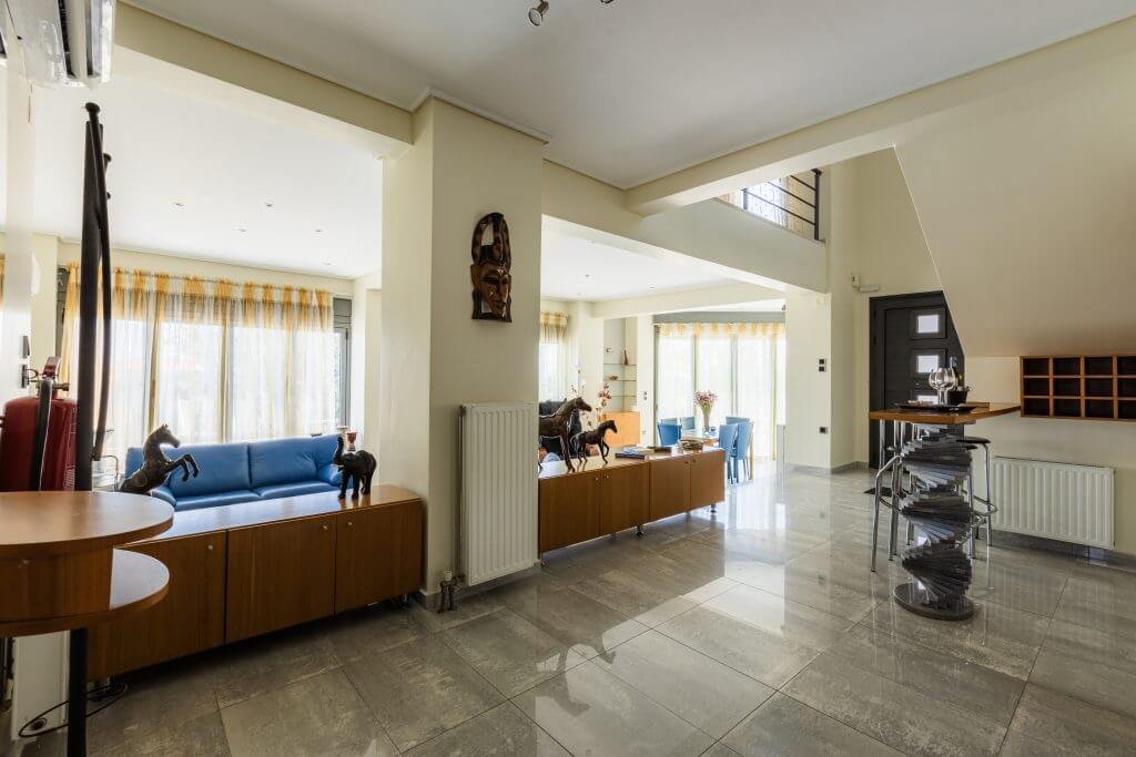 Εσωτερικός χώρος καθιστικού στη Villa Memories στην Κινέτα με καναπέδες και διακόσμηση