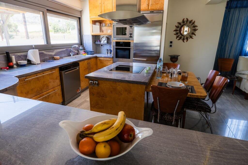 Μοντέρνα κουζίνα στη Villa Memories στην Κινέτα με νησίδα και τραπεζαρία