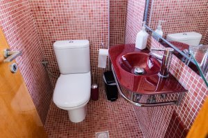Μπάνιο της Villa Memories στην Κινέτα με κόκκινα πλακάκια μωσαϊκού και σύγχρονα είδη υγιεινής