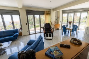 Open living area της Villa Memories με μεγάλες μπαλκονόπορτες και θέα στον κήπο