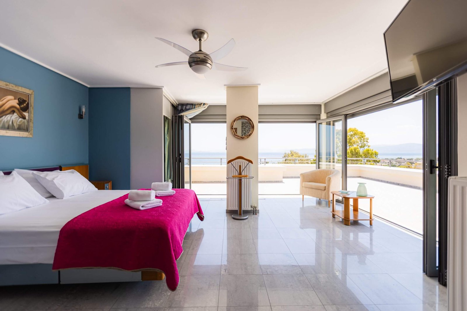 Master υπνοδωμάτιο στη Villa Memories στην Κινέτα με διπλό κρεβάτι και έξοδο σε μεγάλη βεράντα με θέα